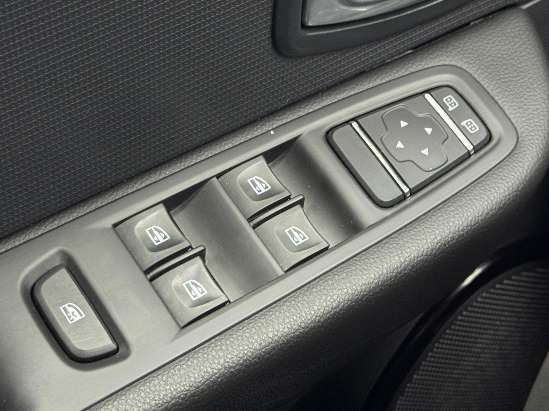 Renault Clio 0.9 TCe Limited - Airco - Parkeersensor - Navi - APK 47407526-27.jpg | PD Occasions