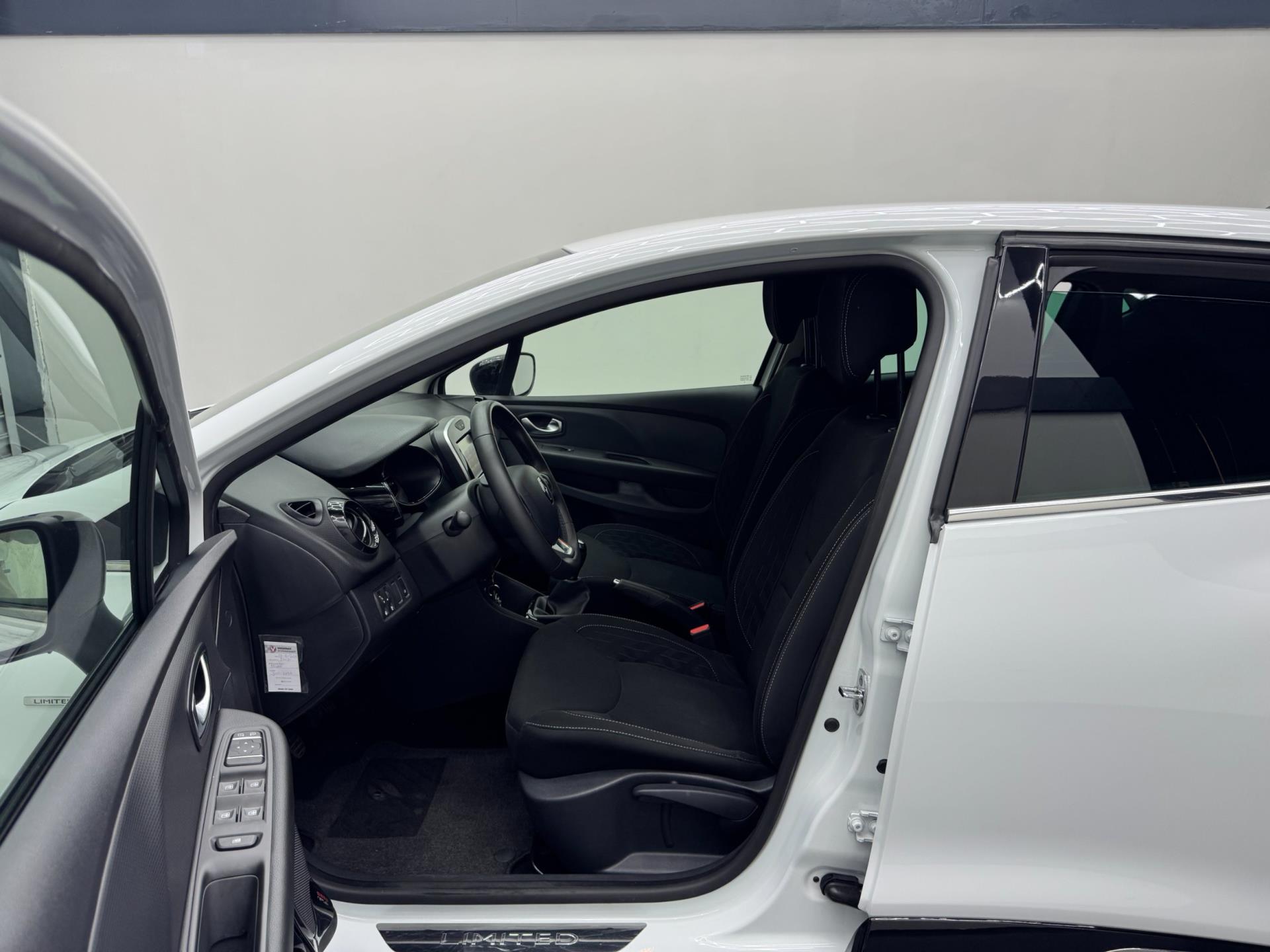 Renault Clio 0.9 TCe Limited - Airco - Parkeersensor - Navi - APK 47407526-8.jpg | PD Occasions