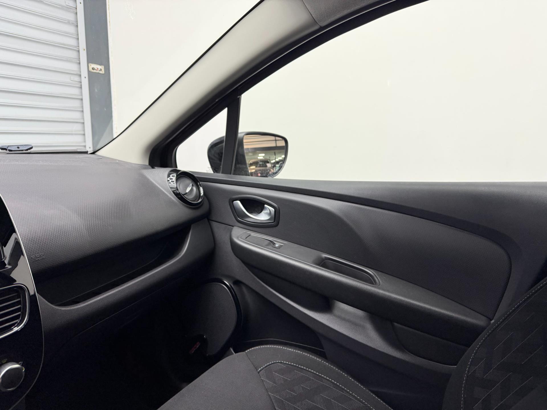Renault Clio 0.9 TCe Limited - Dealer Onderh. - LM Velgen - Airco - Parkeersensoren 48564064-8.jpg | PD Occasions